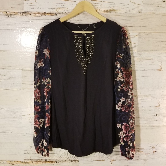 BKE Tops - BKE adorable gem front blouse
